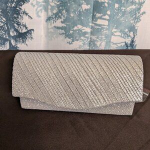 ✨ NWT Silver Sparkle Clutch w/ Chain – d’Margeaux New York ✨